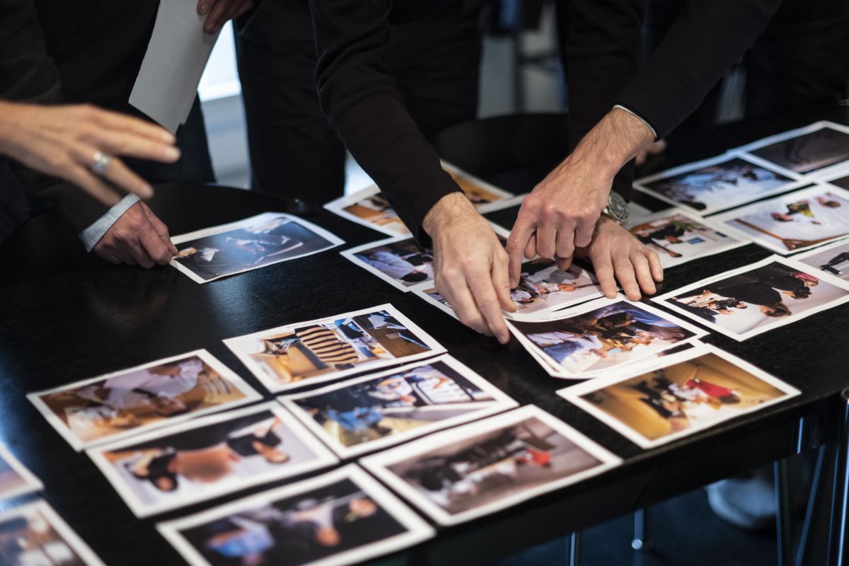 Auslegeordnung bei der Erstsichtung der 5000 Bilder in Bern. (Keystone-SDA / Alessandro della Valle)