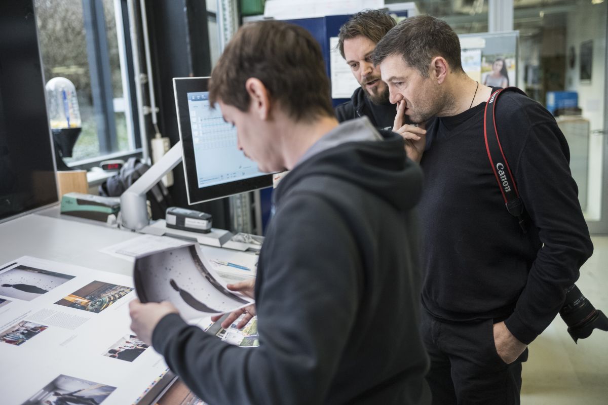 Andreas Schenkel, Peter Klaunzer und Christian Spirig (von vorne nach hinten) bei der Kontrolle der Druckbogen. (Keystone-SDA / Alessandro della Valle)