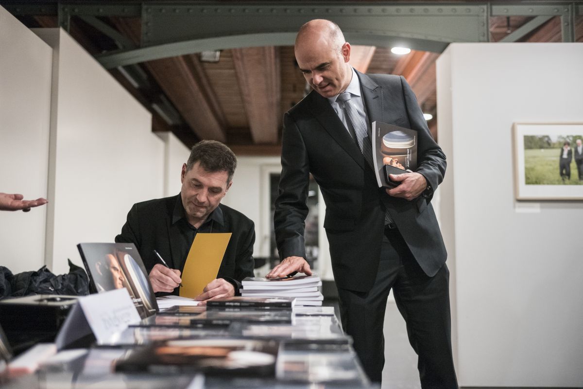 Le conseiller fédéral Alain Berset et Peter Klaunzer examinent le livre lors du vernissage du 31 janvier 2019 au Kornhausforum de Berne. (Keystone-ATS / Alessandro della Valle)