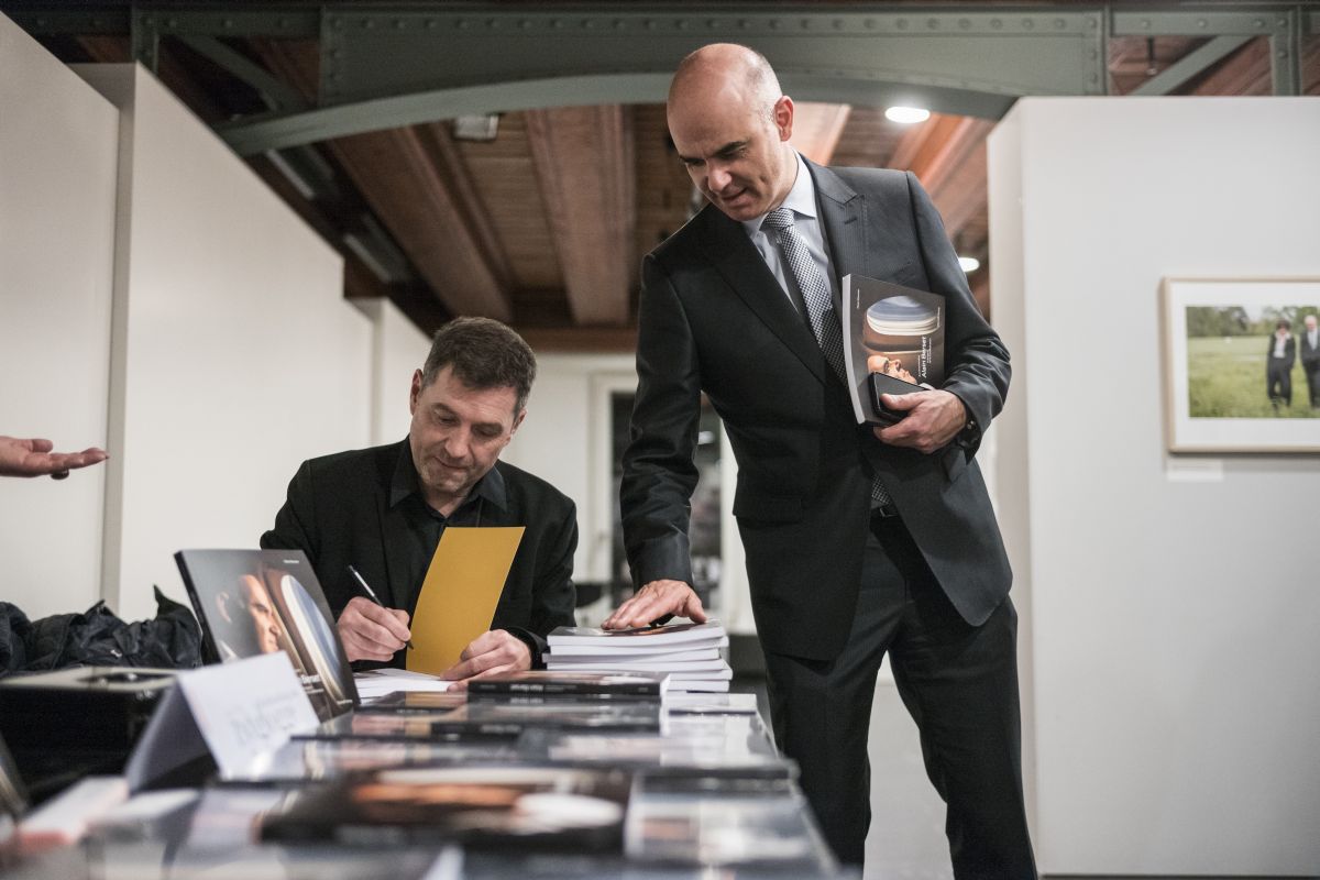 Bundesrat Alain Berset betrachtet zusammen mit Peter Klaunzer das fertige Buch an der Vernissage vom 31. Januar 2019 im Kornhausforum in Bern. (Keystone-SDA / Alessandro della Valle) Bundesrat Alain Berset betrachtet zusammen mit Peter Klaunzer das fertige Buch an der Vernissage vom 31. Januar 2019 im Kornhausforum in Bern. (Keystone-SDA / Alessandro della Valle)