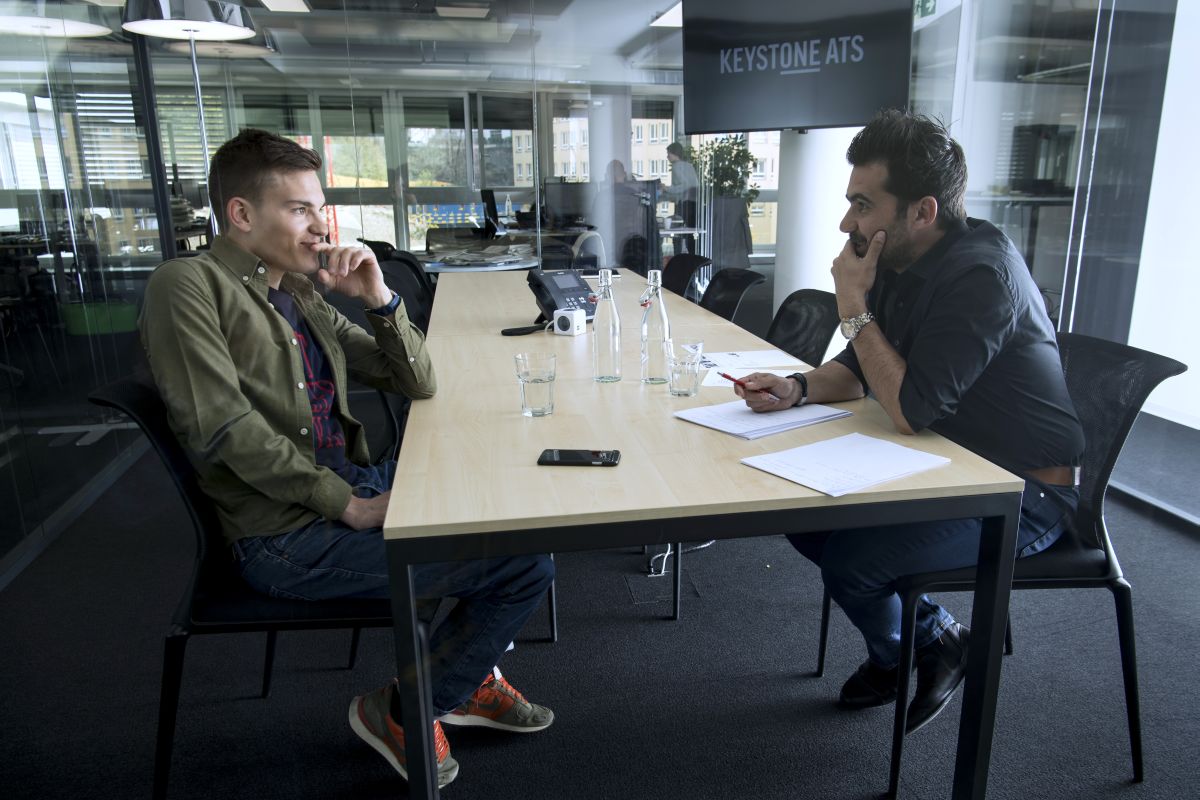 Théo Gmür, à gauche, a accordé un long entretien à Keystone-ATS dans sa rédaction de Lausanne. (Keystone-ATS / Laurent Gilliéron) Théo Gmür, à gauche, a accordé un long entretien à Keystone-ATS dans sa rédaction de Lausanne. (Keystone-ATS / Laurent Gilliéron)