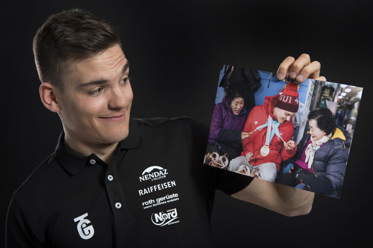 Theo Gmür mit einem Foto, das ihn an den Paralympischen Spielen PyeongChang 2018 zeigt. (376192010 - Keystone-SDA / Laurent Gilliéron)