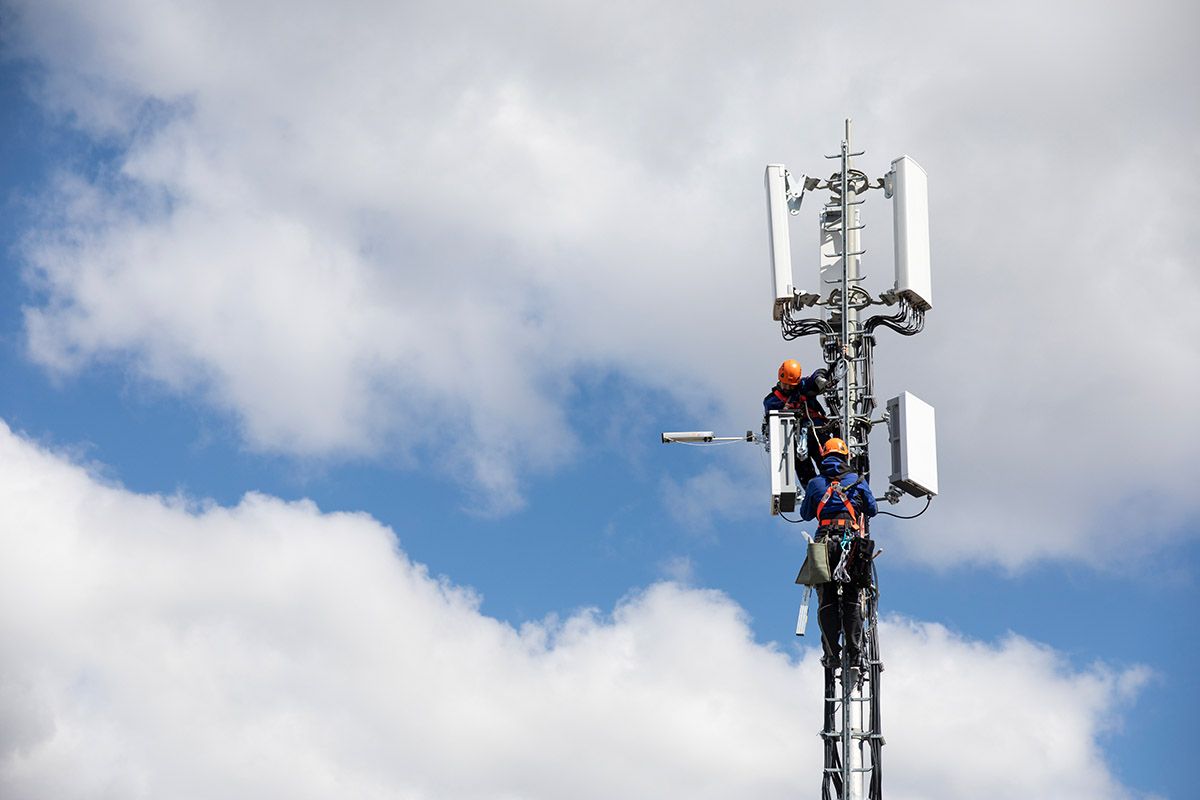 Installationsfachmänner richten am 26. März 2019 in Bern im Auftrag der Swisscom während der Installation einer 5G Antenne mit einem GPS ein Antennenelement aus. Foto: Keystone-SDA / Peter Klaunzer