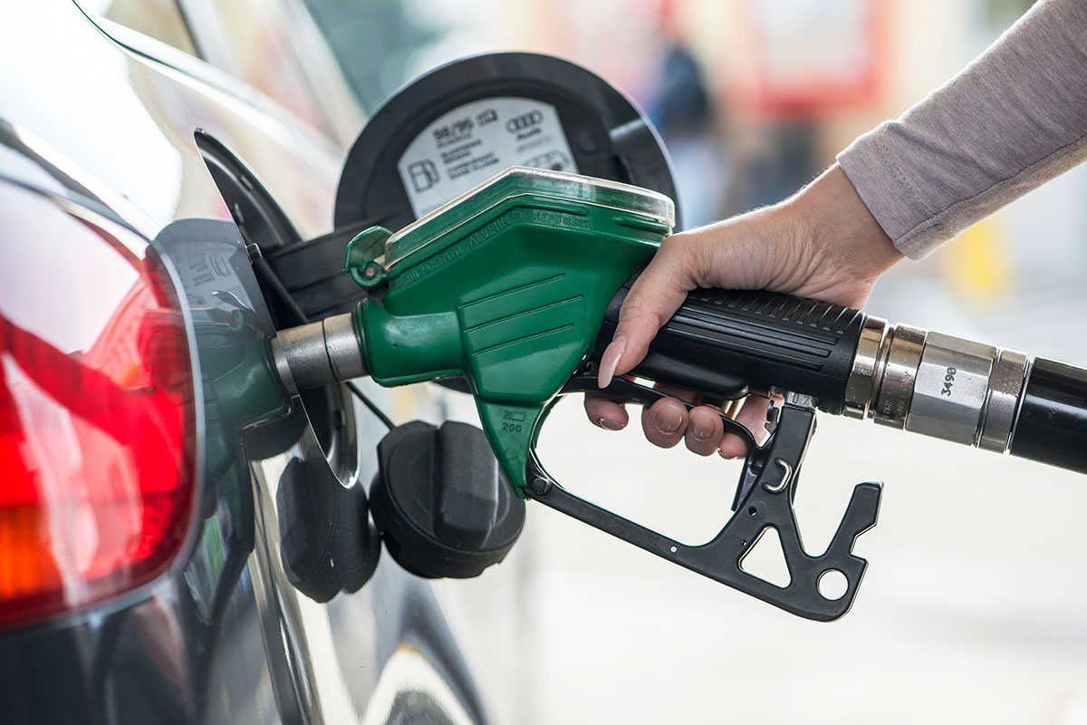 Eine Frau tankt am 19. Januar 2015 ein Auto an einer BP-Tankstelle in Kemptthal im Kanton Zürich, Schweiz. Der Treibstoffpreis an der Zapfsäule setzt sich aus mehreren Kostenpunkten zusammen. Foto: Keystone-SDA / Christian Beutler