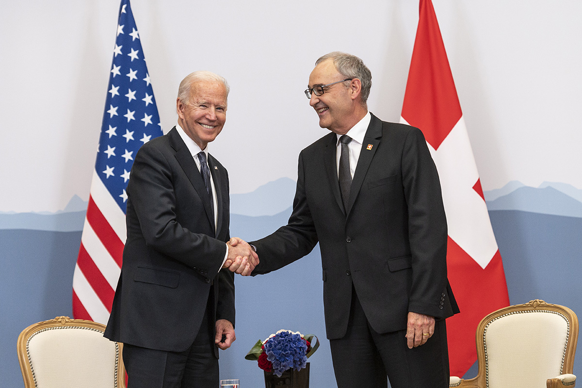 Joe Biden und Guy Parmelin geben sich die Hand am U.S. - Russia Summit vom 15. Juni 2021 in Genf. Foto: Keystone-SDA / Alessandro della Valle Joe Biden und Guy Parmelin geben sich die Hand am U.S. - Russia Summit vom 15. Juni 2021 in Genf. Foto: Keystone-SDA / Alessandro della Valle