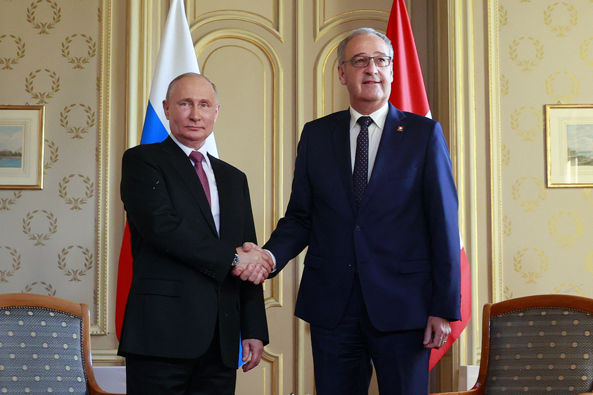 Einen Tag später, am 16. Juni 2021, ein Händedruck zwischen Wladimir Putin und Guy Parmelin während eines bilateralen Treffens am U.S. - Russia Summit in Genf. Foto: Keystone-SDA / Pool Reuters/ Denis Balibouse Einen Tag später, am 16. Juni 2021, ein Händedruck zwischen Wladimir Putin und Guy Parmelin während eines bilateralen Treffens am U.S. - Russia Summit in Genf. Foto: Keystone-SDA / Pool Reuters/ Denis Balibouse