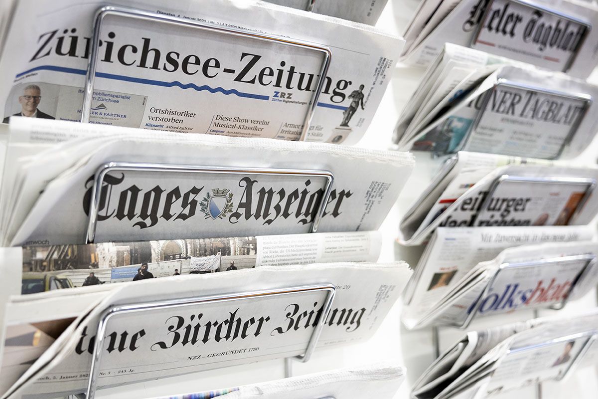 Verschiedene Tageszeitungen warten am 1. Februar 2022 in einer Auslage in Zürich auf ihre Leserschaft. Foto: Keystone-SDA / Ennio Leanza Verschiedene Tageszeitungen warten am 1. Februar 2022 in einer Auslage in Zürich auf ihre Leserschaft. Foto: Keystone-SDA / Ennio Leanza