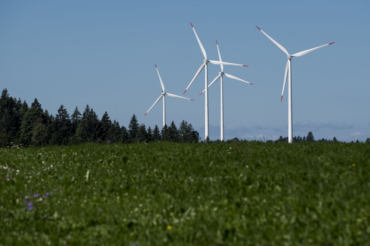 [Symbolbild] Die Windkraftanlage am 3. August 2016 in Mont-Crosin, Jura, Schweiz. Neben Wasserkraft und Solarenergie ergänzt die Windkraft die erneuerbare Stromproduktion.  Foto: Keystone-SDA / Jean-Christophe Bott 