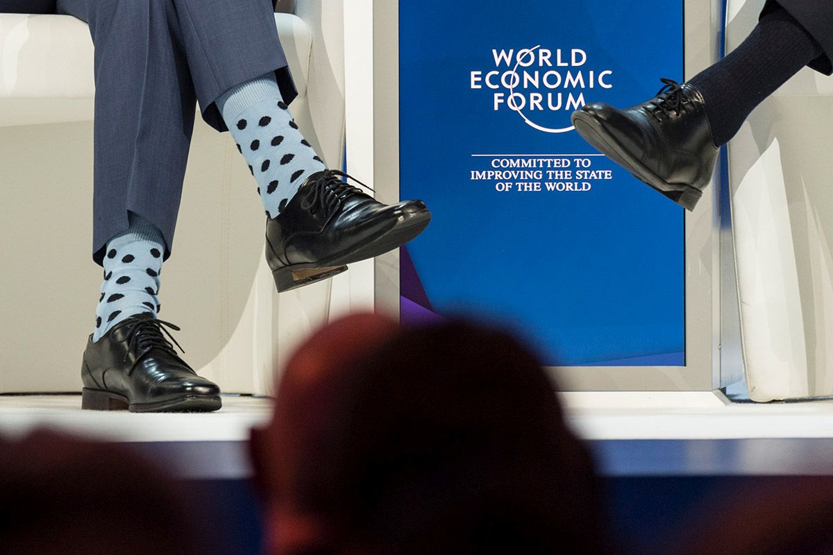 Blick auf die Socken von Justin Trudeau, Premierminister von Kanada, links, und Borge Brende aus Norwegen, Präsident und Mitglied des Vorstands des Weltwirtschaftsforums (WEF) am 23. Januar 2018 anlässlich der Eröffnung der 48. Jahrestagung des WEF in Davos. Foto: Keystone-SDA / Laurent Gilliéron. 