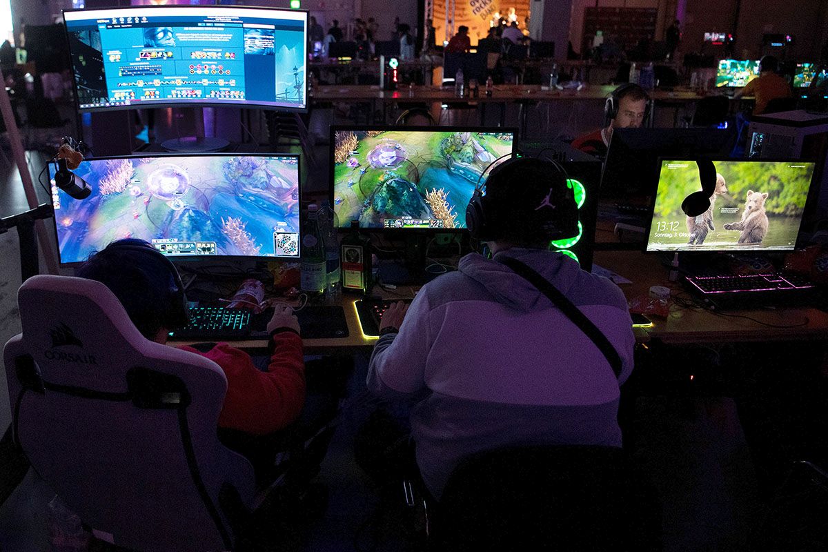 Gamer am HeroFest, einem Festival für Gaming, E-Sports und Cosplay am 3. Oktober 2021 in Bern. Foto: KEYSTONE / Daniel Teuscher Gamer am HeroFest, einem Festival für Gaming, E-Sports und Cosplay am 3. Oktober 2021 in Bern. Foto: KEYSTONE / Daniel Teuscher