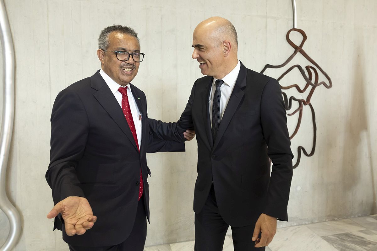 Die offizielle Schweiz steht hinter der WHO: Tedros Adhanom Ghebreyesus, links, Generaldirektor der Weltgesundheitsorganisation (WHO), und der Schweizer Innenminister Alain Berset, rechts, nach der Enthüllung des monumentalen Kunstwerks mit dem Titel «Früchte tragen» am 22. Mai 2022 in Genf. Die Schweiz hat das Kunstwerk der Schweizer Künstlerin Simone Holliger der WHO anlässlich der 75. Weltgesundheitsversammlung der Weltgesundheitsorganisation (WHO) als Zeichen des Engagements für ihr Mandat geschenkt. Foto: Keystone-SDA / Salvatore Di Nolfi Die offizielle Schweiz steht hinter der WHO: Tedros Adhanom Ghebreyesus, links, Generaldirektor der Weltgesundheitsorganisation (WHO), und der Schweizer Innenminister Alain Berset, rechts, nach der Enthüllung des monumentalen Kunstwerks mit dem Titel «Früchte tragen» am 22. Mai 2022 in Genf. Die Schweiz hat das Kunstwerk der Schweizer Künstlerin Simone Holliger der WHO anlässlich der 75. Weltgesundheitsversammlung der Weltgesundheitsorganisation (WHO) als Zeichen des Engagements für ihr Mandat geschenkt. Foto: Keystone-SDA / Salvatore Di Nolfi
