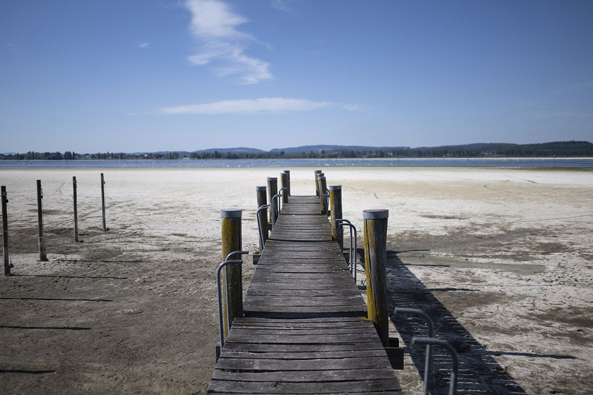 Der Pegel des unteren Bodensees (hier bei Triboltingen, Bezirk Kreuzlingen) lag am 13. August 2022 bei 394,8 Meter über Meer. Er ist so tief wie noch nie seit Beginn der Aufzeichnungen im Jahr 1886. Foto: Keystone-SDA / Gian Ehrenzeller