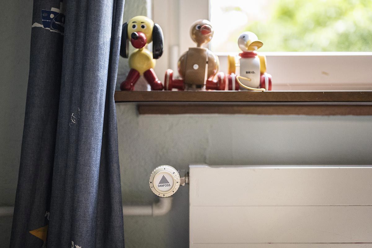 Spielzeugtiere wachen am 13. September 2022 auf dem Fenstersims eines Kinderzimmers in Bern über die Raumtemperatur. Zu einem angenehmen Raumklima gehört auch regelmässiges Lüften. Foto: Keystone-SDA / Christian Beutler  