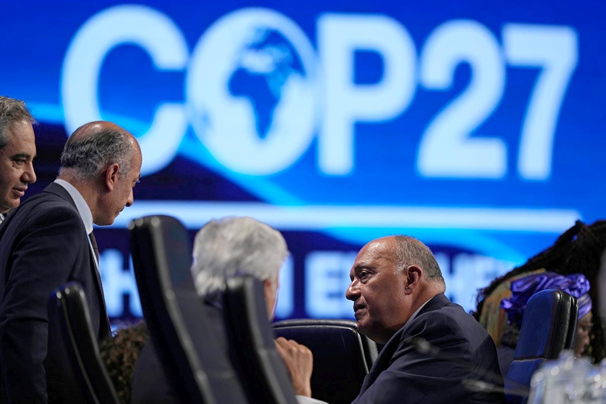 Sameh Shoukry, Präsident des COP27-Klimagipfels, rechts, spricht mit Gästen  an der abschliessenden Plenarsitzung des UNO-Klimagipfels am 20. November 2022 in Scharm el Scheich.  Foto: Keystone-SDA/ AP Photo/ Peter Dejong