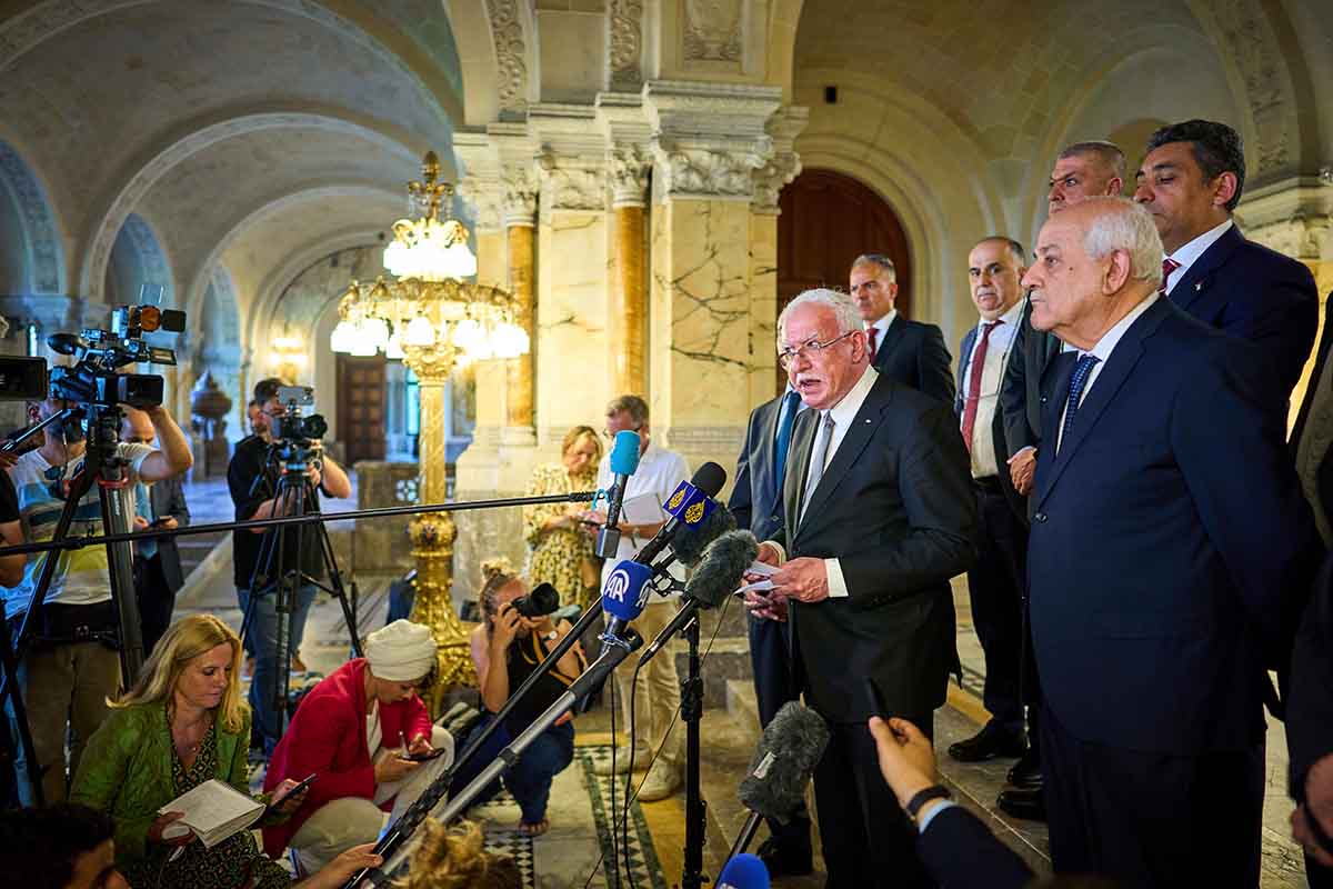 Der palästinensische Aussenminister Riyad al-Maliki spricht a 19. Juli 2024 nach der Verkündung des Rechtsgutachtens des Internationalen Gerichtshofes in Den Haag vor den Medien. Foto: Keystone-SDA/AP/Phil Nijhuis Der palästinensische Aussenminister Riyad al-Maliki spricht a 19. Juli 2024 nach der Verkündung des Rechtsgutachtens des Internationalen Gerichtshofes in Den Haag vor den Medien. Foto: Keystone-SDA/AP/Phil Nijhuis