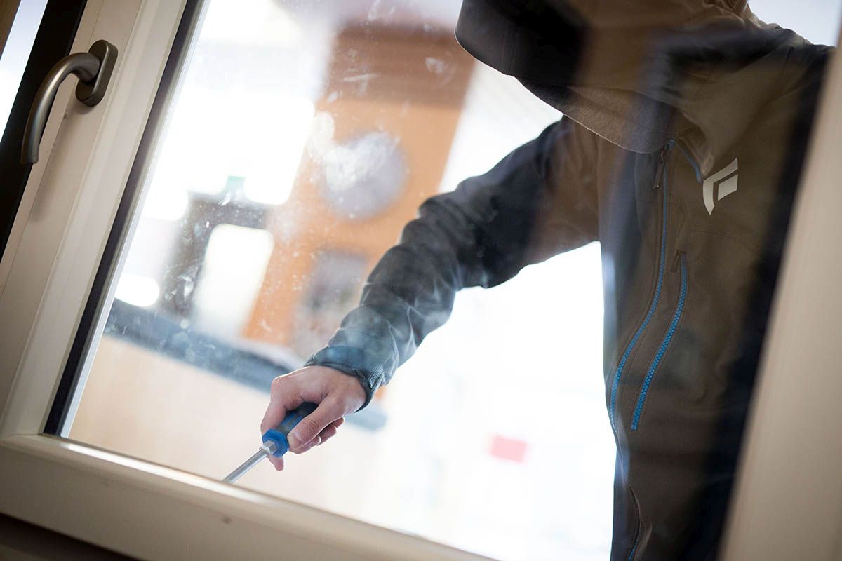 Ein Mann demonstriert in der polizeilichen Beratungsstelle, wie einfach es für einen Einbrecher wäre, mit Hilfe eines stabilen Schraubenziehers ein geschlossenes Fenster von aussen zu öffnen (Aufnahme vom 10. April 2015). Foto: Keystone-SDA / dpa / Frank Rumpenhorst Ein Mann demonstriert in der polizeilichen Beratungsstelle, wie einfach es für einen Einbrecher wäre, mit Hilfe eines stabilen Schraubenziehers ein geschlossenes Fenster von aussen zu öffnen (Aufnahme vom 10. April 2015). Foto: Keystone-SDA / dpa / Frank Rumpenhorst