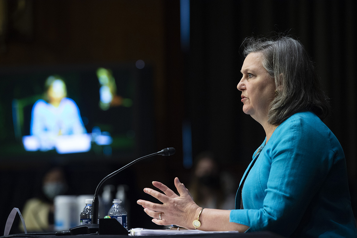 Die amerikanische Staatssekretärin für politische Angelegenheiten, Victoria Nuland, spricht während einer Anhörung des Ausschusses für auswärtige Beziehungen des Senats über den Einmarsch Russlands in der Ukraine und die internationale Reaktion der Vereinigten Staaten im US-Kapitol in Washington, DC, am Dienstag, 8. März 2022. Foto: Keystone/ Newscom/ UPI/ Bonnie Cash Die amerikanische Staatssekretärin für politische Angelegenheiten, Victoria Nuland, spricht während einer Anhörung des Ausschusses für auswärtige Beziehungen des Senats über den Einmarsch Russlands in der Ukraine und die internationale Reaktion der Vereinigten Staaten im US-Kapitol in Washington, DC, am Dienstag, 8. März 2022. Foto: Keystone/ Newscom/ UPI/ Bonnie Cash