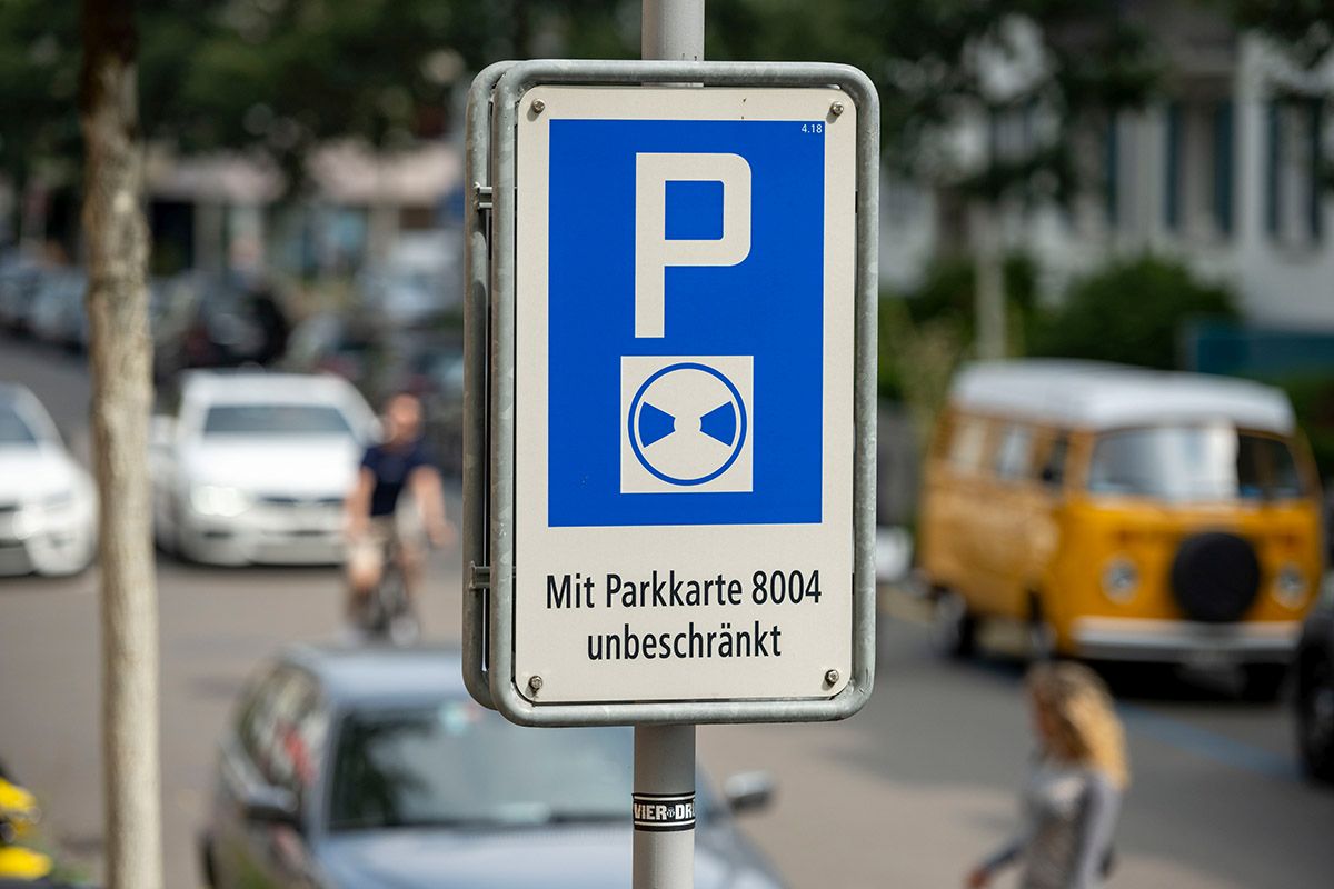 Eine Tafel markiert im Juli 2020 im Zürcher Kreis 4 eine Blaue Zone. Foto: Keystone-SDA / Christian Beutler Eine Tafel markiert im Juli 2020 im Zürcher Kreis 4 eine Blaue Zone. Foto: Keystone-SDA / Christian Beutler