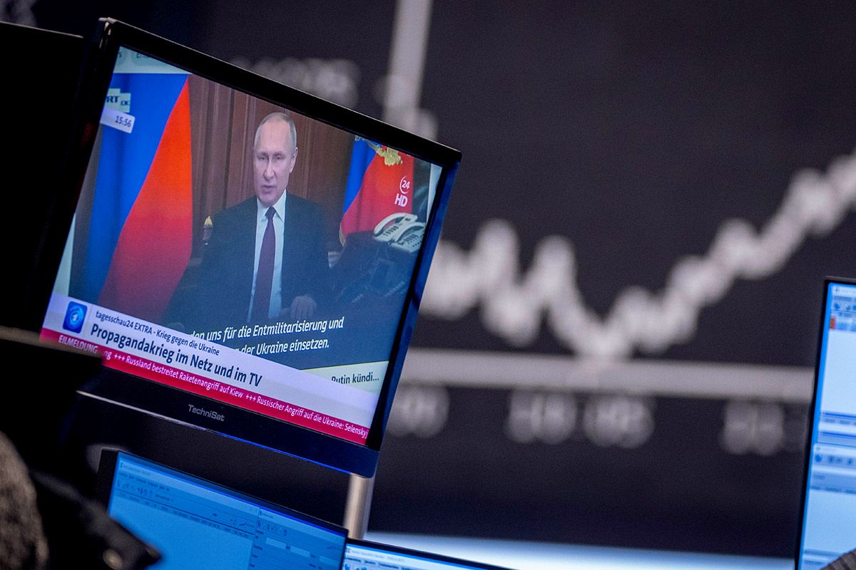 Russlands Präsident Wladimir Putin erscheint auf einem Fernsehschirm an der Frankfurter Börse am 25. Februar 2022. Foto: Keystone-SDA / AP / Michael Probst Russlands Präsident Wladimir Putin erscheint auf einem Fernsehschirm an der Frankfurter Börse am 25. Februar 2022. Foto: Keystone-SDA / AP / Michael Probst