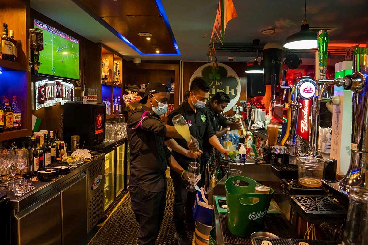Baristas bereiten am 20. Oktober 2022 Getränke im «The Irish Pub» zu, einer der Bars, die die Spiele der Fussball Weltmeisterschaft 2022 in Doha, Katar, live auf Bildschirmen zeigen werden. Foto: Keystone/ AP Photo/ Nariman El-Mofty Baristas bereiten am 20. Oktober 2022 Getränke im «The Irish Pub» zu, einer der Bars, die die Spiele der Fussball Weltmeisterschaft 2022 in Doha, Katar, live auf Bildschirmen zeigen werden. Foto: Keystone/ AP Photo/ Nariman El-Mofty