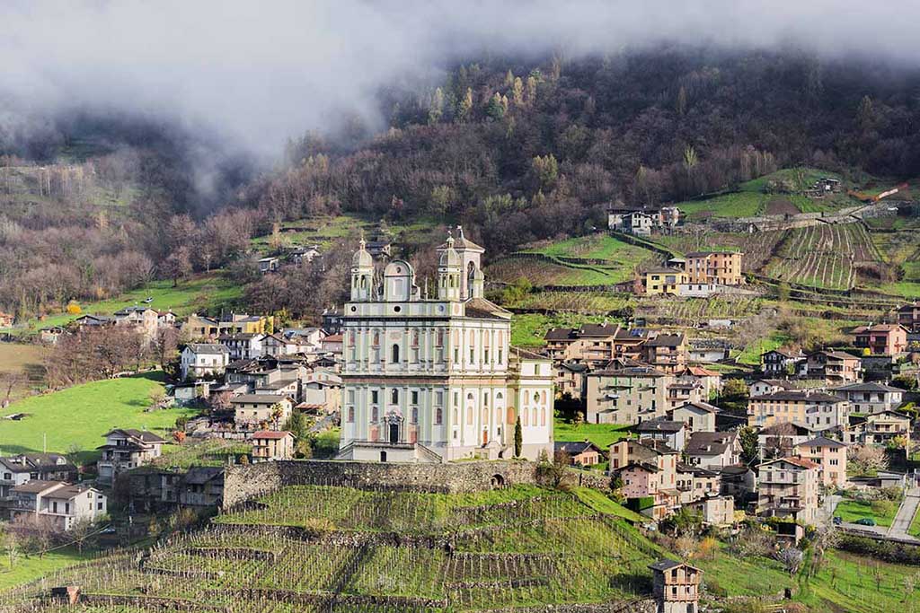 Santuario della Madonna di Loreto, die 1646 erbaute katholische Kirche in Tresivio, Provinz Sondrio, im Veltlin, Italien, undatierte Aufnahme. Foto: Keystone-SDA / Robert Harding / Francesco Bergamaschi