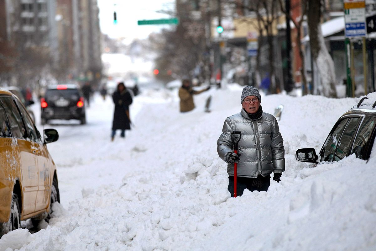 Schneemassen bedecken am 27. Dezember 2010 die Strassen von New York, hier in der 72. Strasse, nachdem ein gewaltiger Schneesturm an der Ostküste den Alltag regelrecht lahmgelegt hat. Foto: Keystone-SDA / AP Photo / Craig Ruttle 