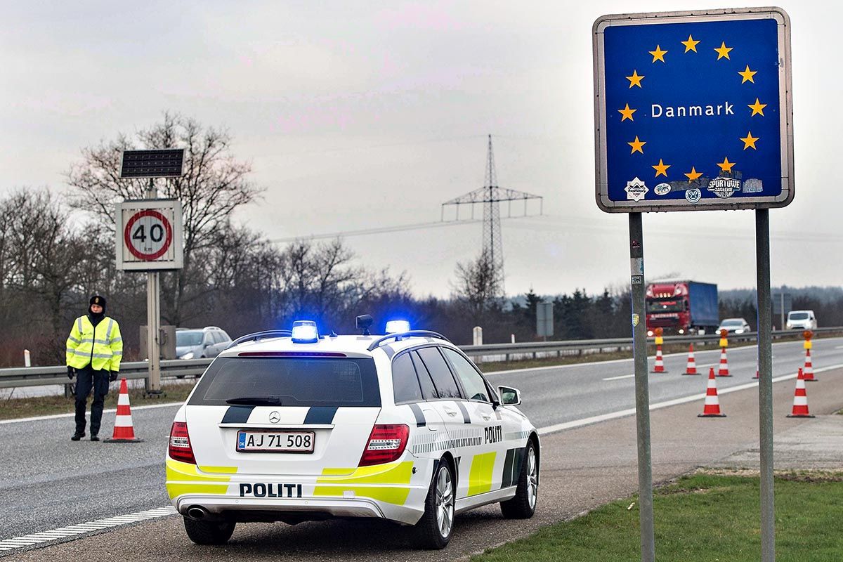Dänische Polizei auf Patrouille Anfang Januar 2016 auf der Autobahn E45 in der Nähe von Padborg, Dänemark, nahe der Grenze zu Deutschland. Dänemark führte vorübergehende Kontrollen an seiner Grenze zu Deutschland ein. Diese wurden im Mai 2023 wieder aufgehoben. Foto: Keystone / Scanpix Dänemark Dänische Polizei auf Patrouille Anfang Januar 2016 auf der Autobahn E45 in der Nähe von Padborg, Dänemark, nahe der Grenze zu Deutschland. Dänemark führte vorübergehende Kontrollen an seiner Grenze zu Deutschland ein. Diese wurden im Mai 2023 wieder aufgehoben. Foto: Keystone / Scanpix Dänemark