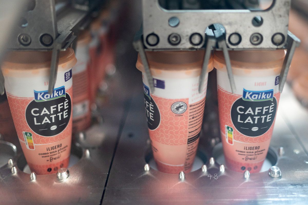 Abfüllanlage von Emmi am 21. September 2022 in Ostermundigen. Kaiku Caffe Latte ist Rainforest Alliance zertifiziert. Kaiku ist eine spanische Tochtergesellschaft der Emmi Group. Foto: Keystone-SDA / Gaëtan Bally 