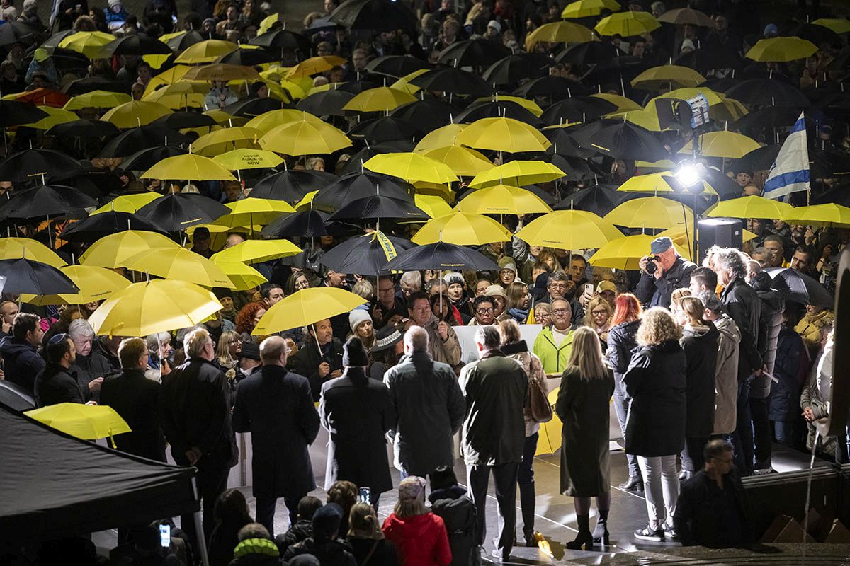 Menschen mit gelben und schwarzen Regenschirmen am 2. November in Zürich an einer genehmigten Kundgebung unter dem Motto #NeverAgainIsNow zum Gedenken an die Opfer des Hamas-Angriffs auf Zivilisten in Israel am 7. Oktober 2023. Foto: Keystone-SDA, Ennio Leanza. Menschen mit gelben und schwarzen Regenschirmen am 2. November in Zürich an einer genehmigten Kundgebung unter dem Motto #NeverAgainIsNow zum Gedenken an die Opfer des Hamas-Angriffs auf Zivilisten in Israel am 7. Oktober 2023. Foto: Keystone-SDA, Ennio Leanza.