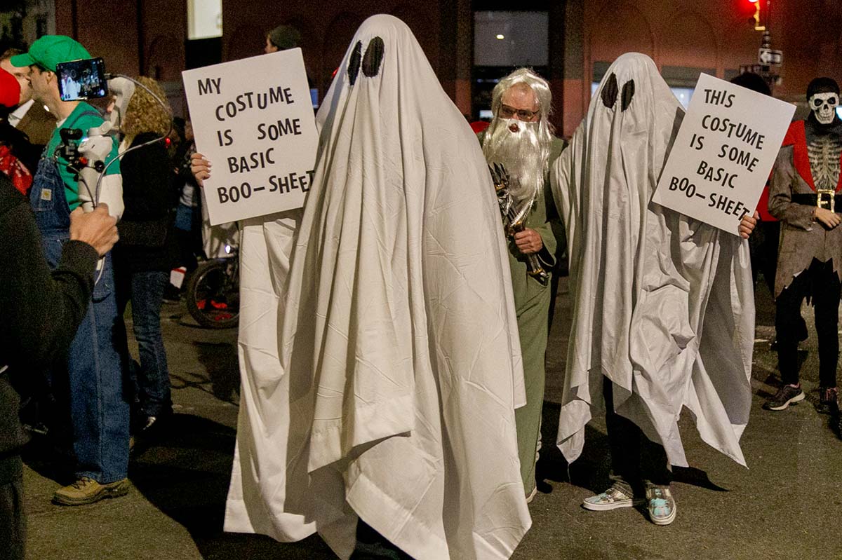 Dieses Bild hat nichts mit dem beschriebenen Fall zu tun. Es zeigt Menschen in Kostümen am Abend der Allerheiligen, die am 31. Oktober 202 3an der jährlichen New York City Village Halloween Parade in New York teilnehmen. Keystone-SDA, EPA, Sarah Yenesel.