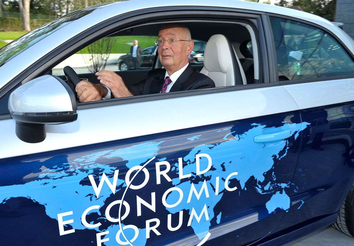 Ankunft des Gründers des World Economic Forums Klaus Schwab beim WEF-Hauptquartier in Genf anlässlich der 40. Jubiläumsfeier am 26. August 2010. Auch der Chef geniesst wie seine Organisation keine Immunität. Foto: Keystone-SDA / Martial Trezzini Ankunft des Gründers des World Economic Forums Klaus Schwab beim WEF-Hauptquartier in Genf anlässlich der 40. Jubiläumsfeier am 26. August 2010. Auch der Chef geniesst wie seine Organisation keine Immunität. Foto: Keystone-SDA / Martial Trezzini