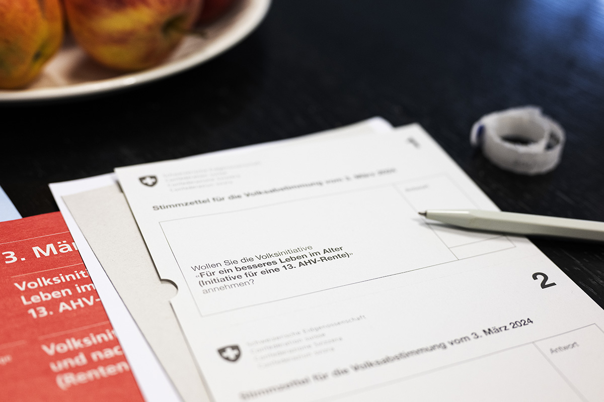 Ein Stimmzettel zur Abstimmung über die Volksinitiative «Für ein besseres Leben im Alter (Initiative für eine 13. AHV-Rente)», fotografiert am 9. Februar 2024. Die Volksinitiative kommt am 3. März 2024 zur Abstimmung. Foto: Keystone-SDA / Christian Beutler Ein Stimmzettel zur Abstimmung über die Volksinitiative «Für ein besseres Leben im Alter (Initiative für eine 13. AHV-Rente)», fotografiert am 9. Februar 2024. Die Volksinitiative kommt am 3. März 2024 zur Abstimmung. Foto: Keystone-SDA / Christian Beutler