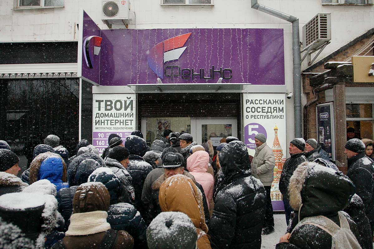 Einheimische stehen im Januar 2018 vor dem Büro des lokalen Mobilfunkanbieters Feniks in der Innenstadt der von prorussischen Rebellen kontrollierten Stadt Donezk in der Ukraine Schlange. Sie sorgen sich um den Verlust der mobilen Kommunikation. Das ukrainische Unternehmen Vodafone erklärte, es könne die Mobilfunkdienste in der DVR (Donezkaja Narodnaja Respublika) und der LNR (Luganskaja Narodnaja Respublika) nicht wiederherstellen, da sie in den nicht von der Regierung kontrollierten Gebieten unterbrochen seien. Foto: Keystone-SDA / epa / Alexander Ermochenko