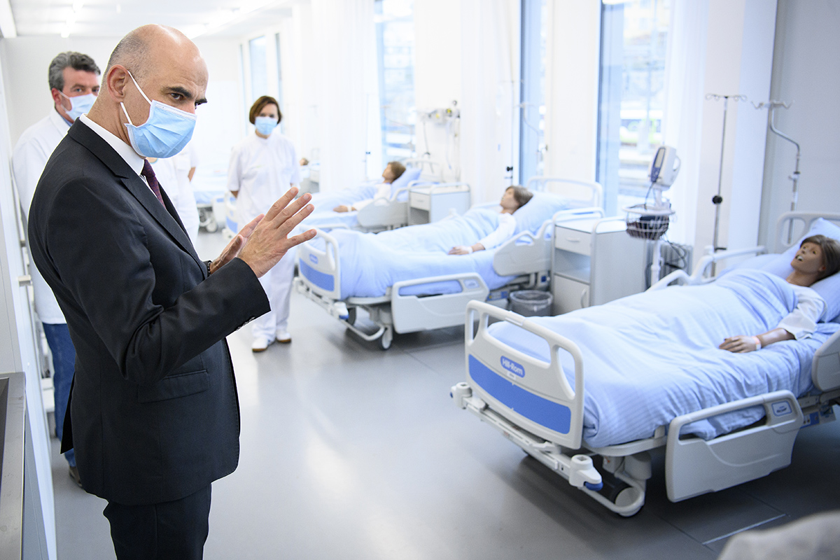 Abbildung 1: Alain Berset an der Haute École Arc Santé. Foto: Keystone-SDA / Laurent Gilliéron Abbildung 1: Alain Berset an der Haute École Arc Santé. Foto: Keystone-SDA / Laurent Gilliéron