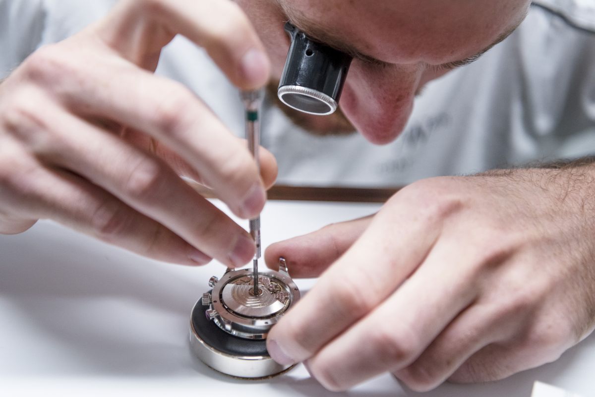 352876215 –  Le 27 août 2018, un horloger assemble une montre avec des pièces détachées dans la manufacture horlogère IWC. Photo: KEYSTONE / Melanie Duchene