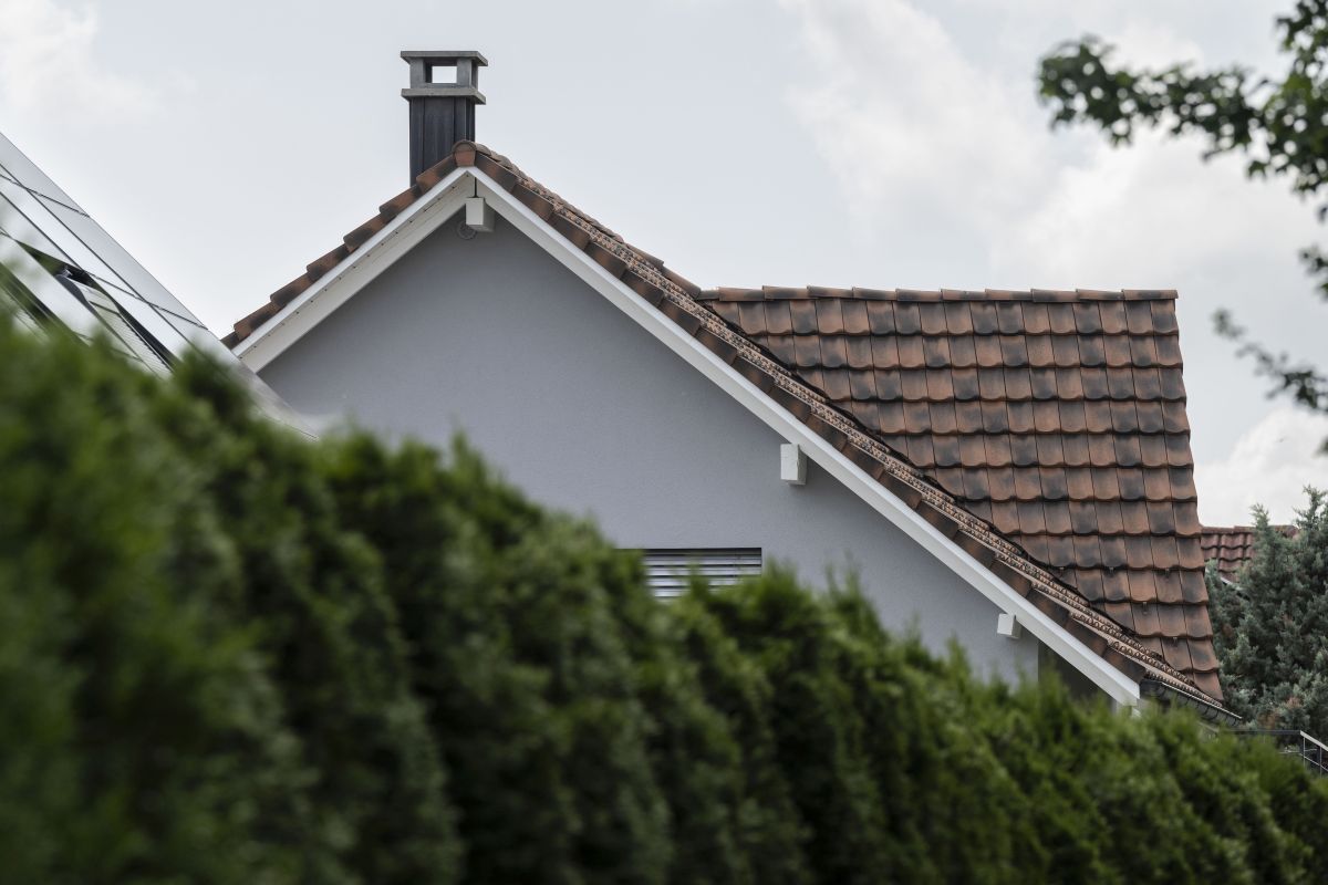 526706963 – Das Dach eines Einfamilienhauses am 29.Juni 2022 in Uster. Foto: KEYSTONE / Christian Beutler 526706963 – Das Dach eines Einfamilienhauses am 29.Juni 2022 in Uster. Foto: KEYSTONE / Christian Beutler