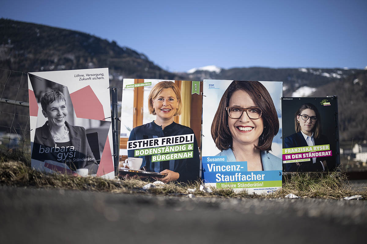 Affiches électorales des candidates Barbara Gysi (PS), Esther Friedli (UDC), Susanne Vincenz-Stauffacher (PLR) et Franziska Ryser (Verts) pour les élections au Conseil des Etats du 12 mars, Sargans (SG) le 14 février 2023. Photo :KEYSTONE / Gian Ehrenzeller