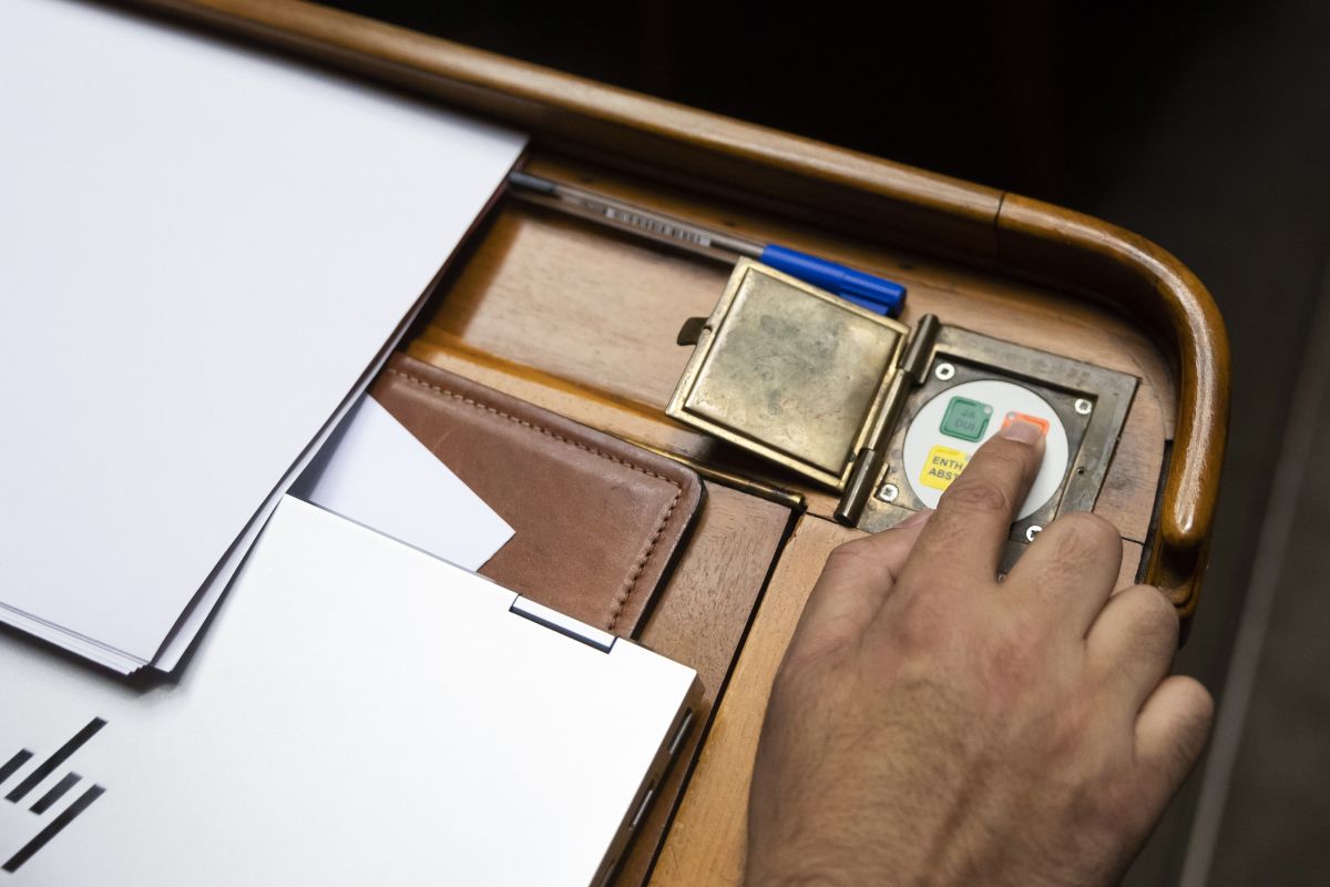 Nationalrat Niklaus Gugger, EVP-ZH, drückt am 12. Dezember 2022 die Nein-Taste während einer Abstimmung am Ende einer Debatte in der Wintersession der Eidgenössischen Räte. Foto: KEYSTONE/ Peter Klaunzer Nationalrat Niklaus Gugger, EVP-ZH, drückt am 12. Dezember 2022 die Nein-Taste während einer Abstimmung am Ende einer Debatte in der Wintersession der Eidgenössischen Räte. Foto: KEYSTONE/ Peter Klaunzer
