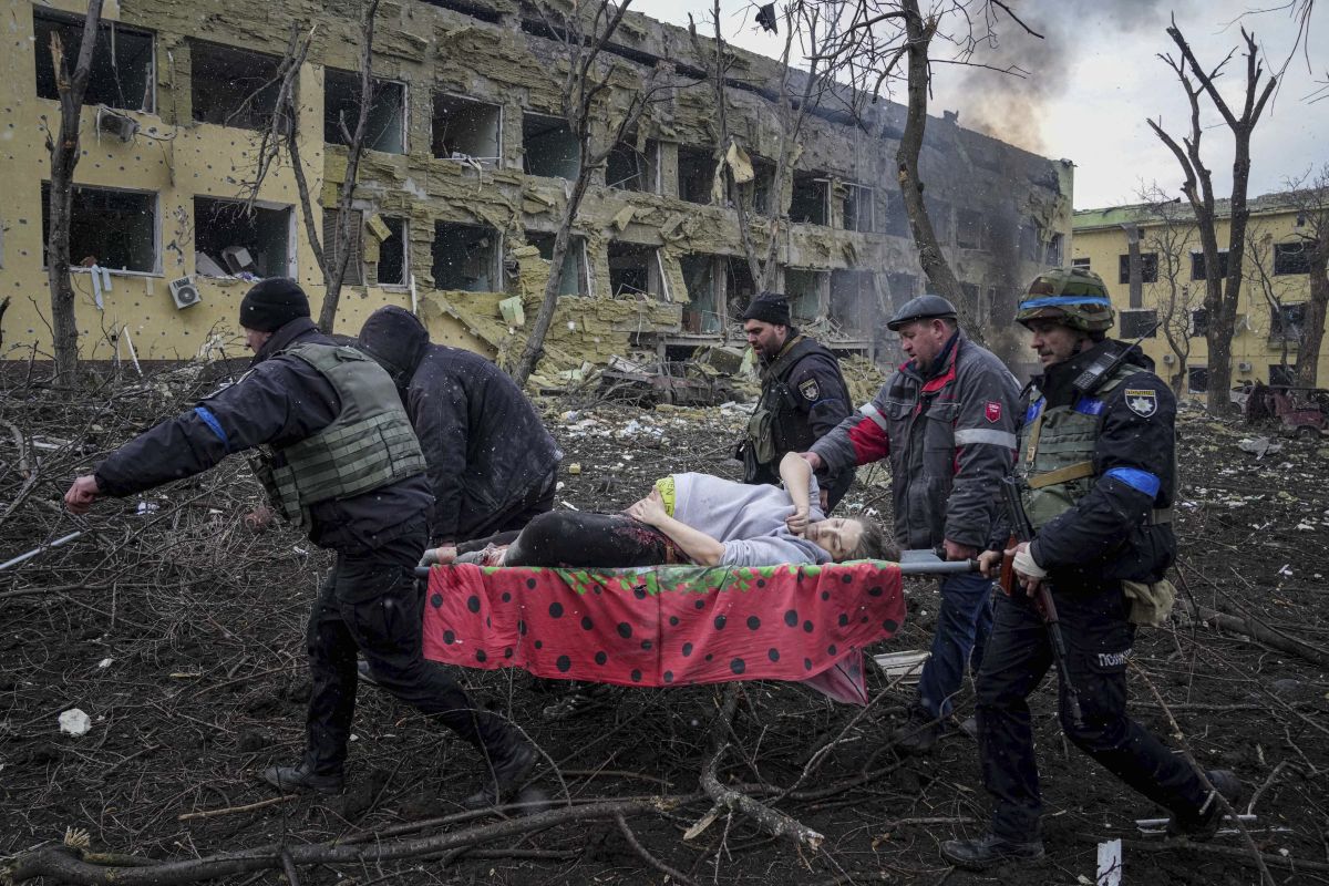 511135845 - Ukrainische Rettungskräfte und Freiwillige tragen am 9. März 2022 eine verletzte schwangere Frau aus dem durch russischen Beschuss beschädigten Entbindungskrankenhaus in Mariupol. Foto: KEYSTONE/ AP Photo/ Evgeniy Maloletka 511135845 - Ukrainische Rettungskräfte und Freiwillige tragen am 9. März 2022 eine verletzte schwangere Frau aus dem durch russischen Beschuss beschädigten Entbindungskrankenhaus in Mariupol. Foto: KEYSTONE/ AP Photo/ Evgeniy Maloletka
