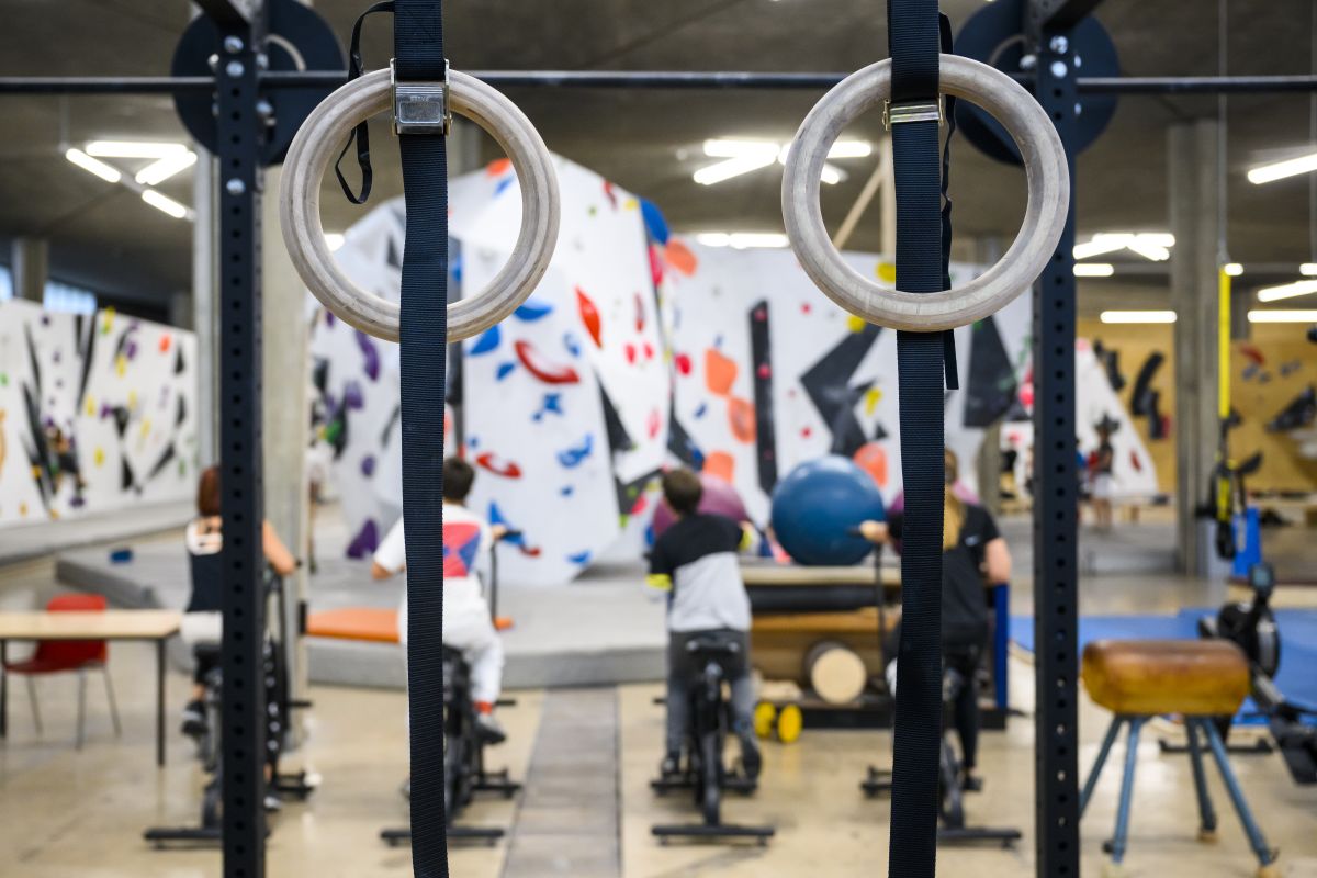 538589915 – Des personnes font du vélo sur des appareils de fitness le 1er octobre 2022 lors d'une journée portes ouvertes dans les salles de sport de Beaulieu à Lausanne. Photo: KEYSTONE / Jean-Christophe Bott