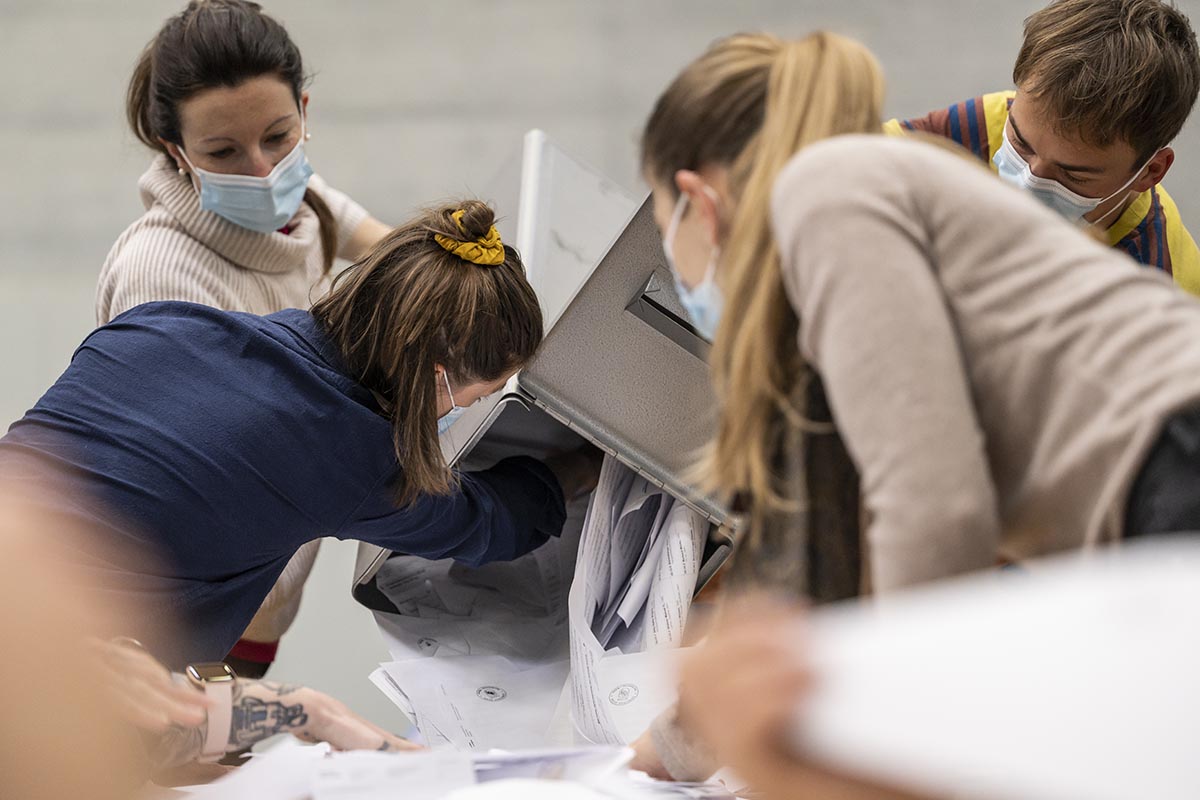 Des scrutatrices vident les bulletins de vote d'une urne sur la table pour le dépouillement. Photo prise à l'occasion des élections au gouvernement et au Grand Conseil le 27 mars 2022 à Berne. Photo : KEYSTONE / Alessandro della Valle Des scrutatrices vident les bulletins de vote d'une urne sur la table pour le dépouillement. Photo prise à l'occasion des élections au gouvernement et au Grand Conseil le 27 mars 2022 à Berne. Photo : KEYSTONE / Alessandro della Valle