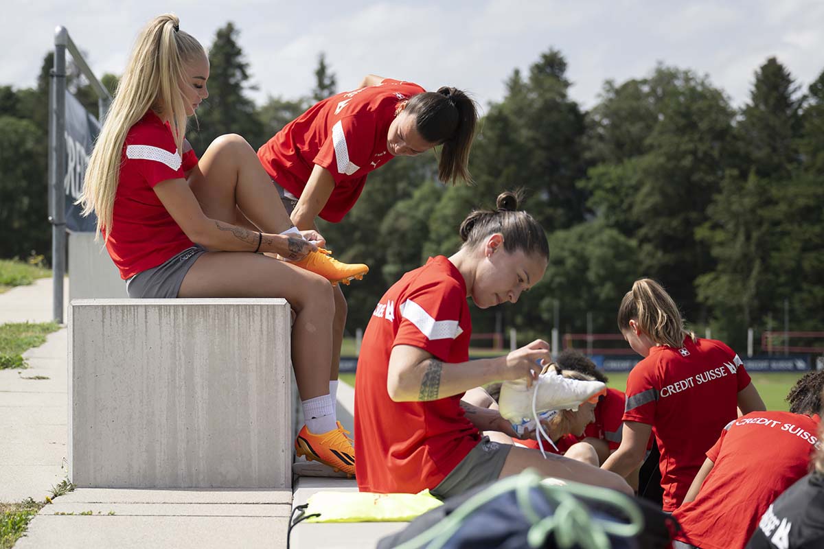 Schweizer Fussballerinnen Alisha Lehmann, Riola Xhemaili, Geraldine Reuteler, und ihren Teamkolleginnen bereiten sich Ende Juni im Trainingscamp in Nationalen Sportzentrum Magglingen auf die WM in Australien und Neuseeland vor. Foto: KEYSTONE / Anthony Anex Schweizer Fussballerinnen Alisha Lehmann, Riola Xhemaili, Geraldine Reuteler, und ihren Teamkolleginnen bereiten sich Ende Juni im Trainingscamp in Nationalen Sportzentrum Magglingen auf die WM in Australien und Neuseeland vor. Foto: KEYSTONE / Anthony Anex