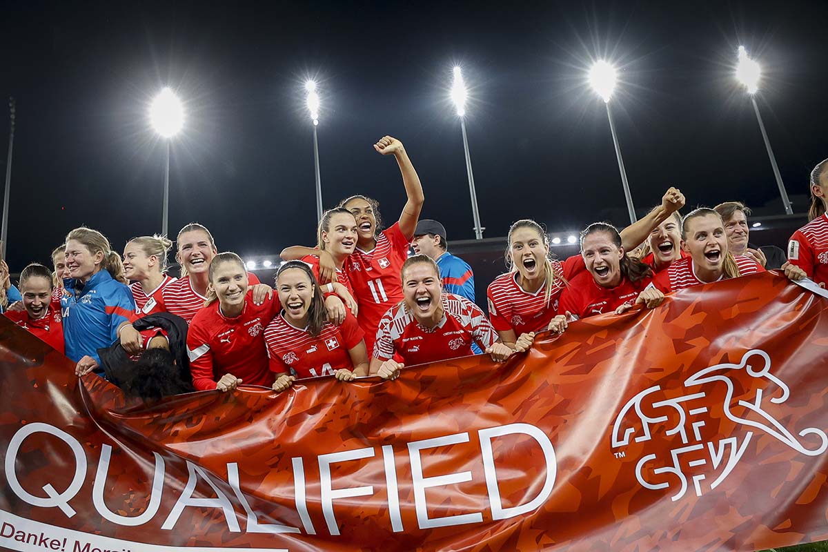 WM-Qualifikation geschafft: Das Schweizer Nationalteam der Frauen jubelt am 11. Oktober 2022 im Stadion Letzigrund in Zürich. Foto: KEYSTONE / Christian Merz WM-Qualifikation geschafft: Das Schweizer Nationalteam der Frauen jubelt am 11. Oktober 2022 im Stadion Letzigrund in Zürich. Foto: KEYSTONE / Christian Merz