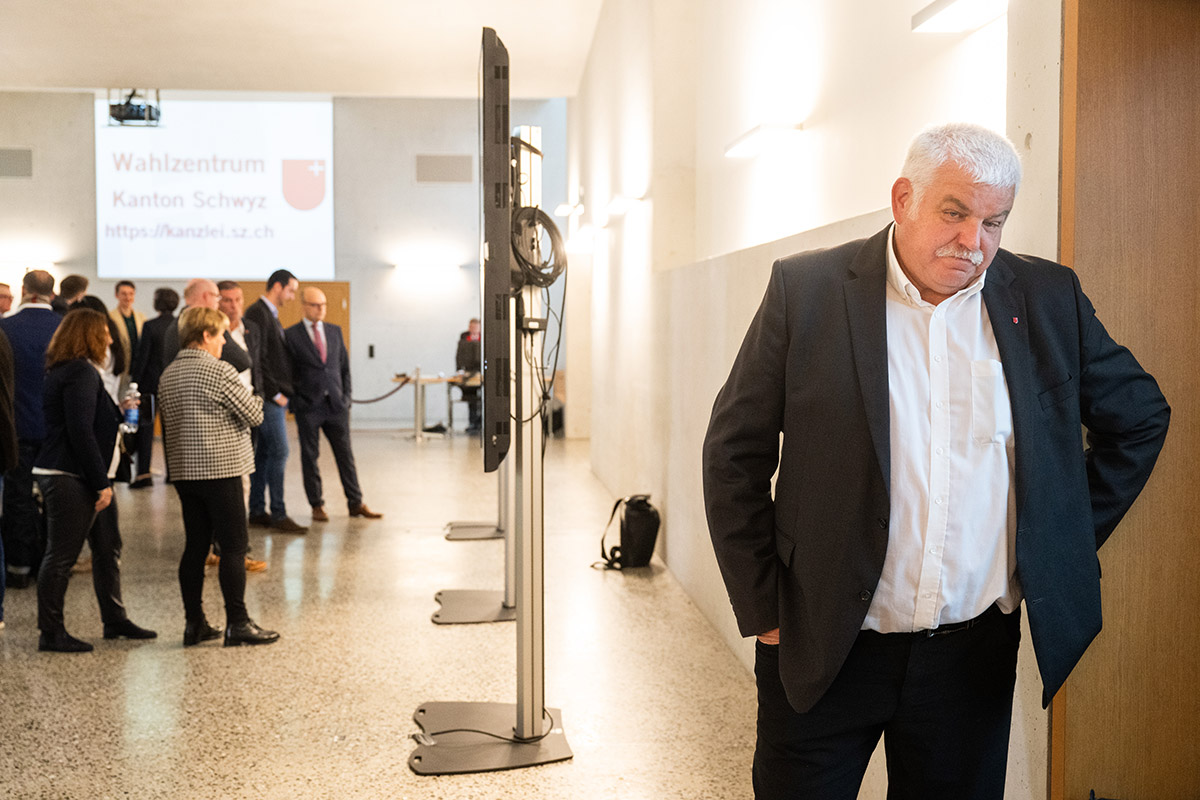 588208230 – Der Schwyzer Ständeratskandidat Othmar Reichmuth, Mitte, bisher, ist enttäuscht über das Wahlresultat. Reichmuth wurde nicht wiedergewählt. Foto: KEYSTONE / Eveline Beerkircher