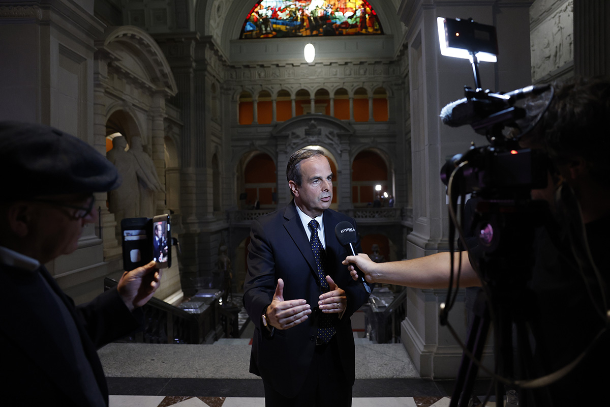 588224730 - Gerhard Pfister, président du parti du Centre, donne une interview dans le hall d'entrée du Palais fédéral à Berne le jour des élections. Photo : KEYSTONE / Peter Klaunzer