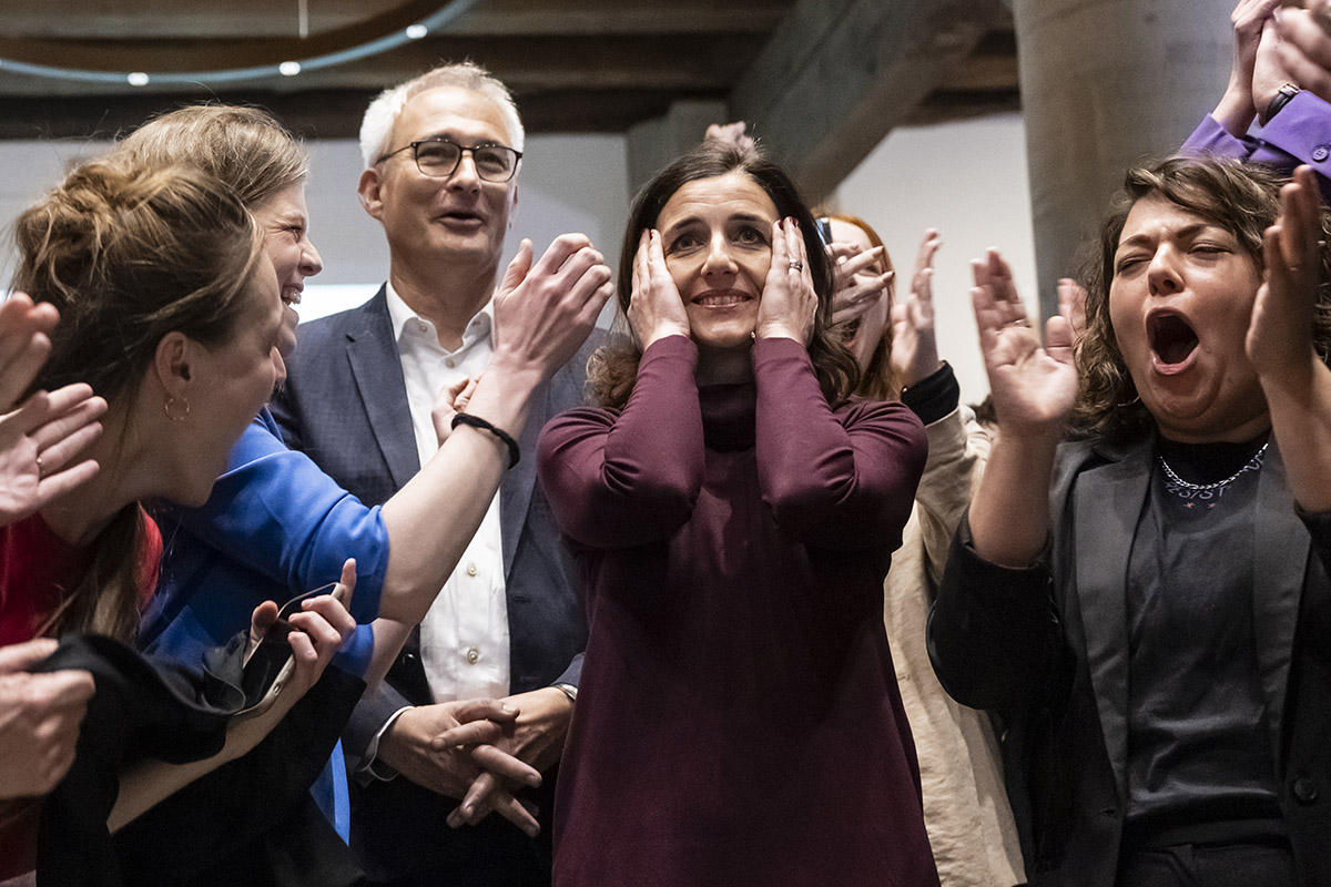 588235480 - La candidate au Conseil des Etats Flavia Wasserfallen, PS, au centre, réagit aux côtés du candidat des Verts, Bernhard Pulver, à l'annonce des résultats du premier tour le jour des élections fédérales à l'Hôtel de Ville de Berne. Elle est entourée des conseillères nationales PS Tamara Funiciello, à droite, et Nadine Masshardt, 2e à partir de la gauche, et Anna Tanner, coprésidente du PS bernois, tout à gauche. Photo : KEYSTONE / Alessandro della Valle