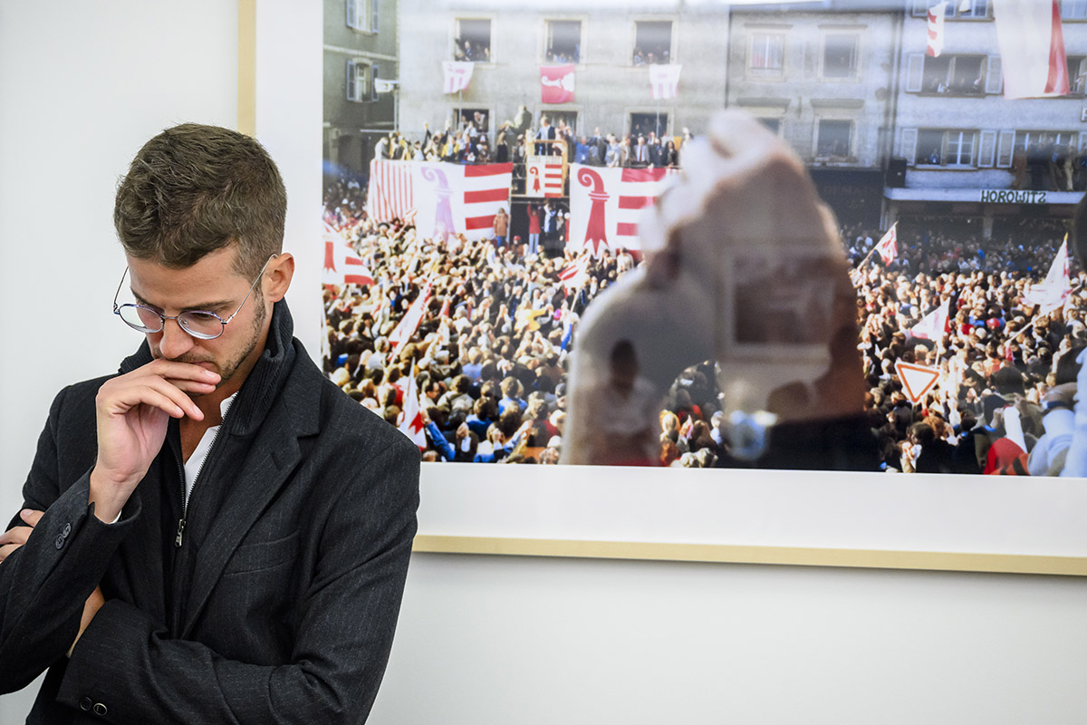 588245470 –Gauthier Corbat, candidat du Jura pour le Conseil national, Le Centre, réagit à sa non-élection dans la salle du Parlement jurassien à Delémont. Photo : KEYSTONE / Jean-Christophe Bott