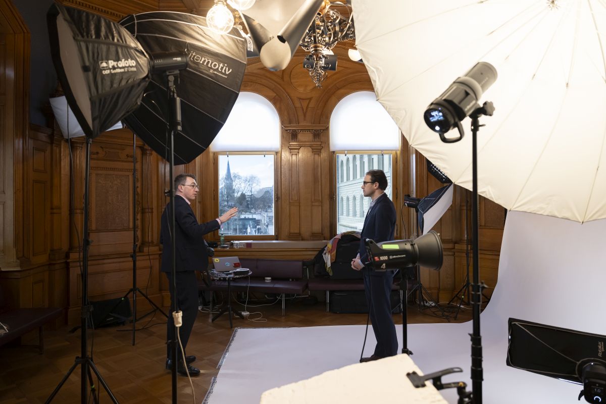 Le photographe Gaëtan Bally réalise un portrait du conseiller national David Roth, PS-LU, lors de la session d'hiver des Chambres fédérales, le 20 décembre 2023 au Palais fédéral à Berne. Photo : KEYSTONE / Anthony Anex Le photographe Gaëtan Bally réalise un portrait du conseiller national David Roth, PS-LU, lors de la session d'hiver des Chambres fédérales, le 20 décembre 2023 au Palais fédéral à Berne. Photo : KEYSTONE / Anthony Anex