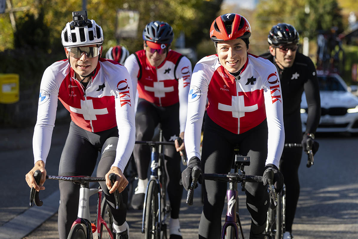 590166500 -  Les coureurs cyclistes Stefan Bissegger, Stefan Küng, Marlen Reusser et l'ancien coureur cycliste Fabian Cancellara, de gauche à droite, effectuent le parcours des championnats du monde de cyclisme et de para-cyclisme sur route UCI Zurich 2024, à l’occasion d’un évènement organisé le 8 novembre 2023 Photo : KEYSTONE / Michael Buholzer