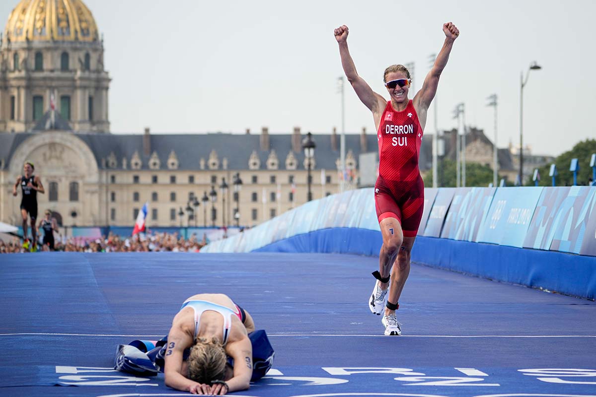 622011660 - Julie Derron feiert am 31. Juli 2024 den Gewinn der Silbermedaille im Triathlon-Einzelwettbewerb der Frauen an den Olympischen Sommerspielen 2024 in Paris. Foto: KEYSTONE/ AP/ David Goldman 622011660 - Julie Derron feiert am 31. Juli 2024 den Gewinn der Silbermedaille im Triathlon-Einzelwettbewerb der Frauen an den Olympischen Sommerspielen 2024 in Paris. Foto: KEYSTONE/ AP/ David Goldman